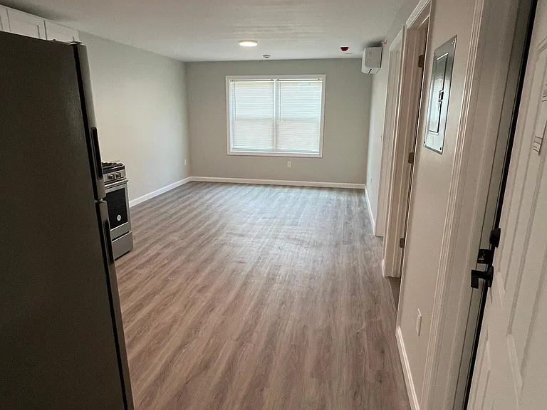 837 Broad St — Photo 2