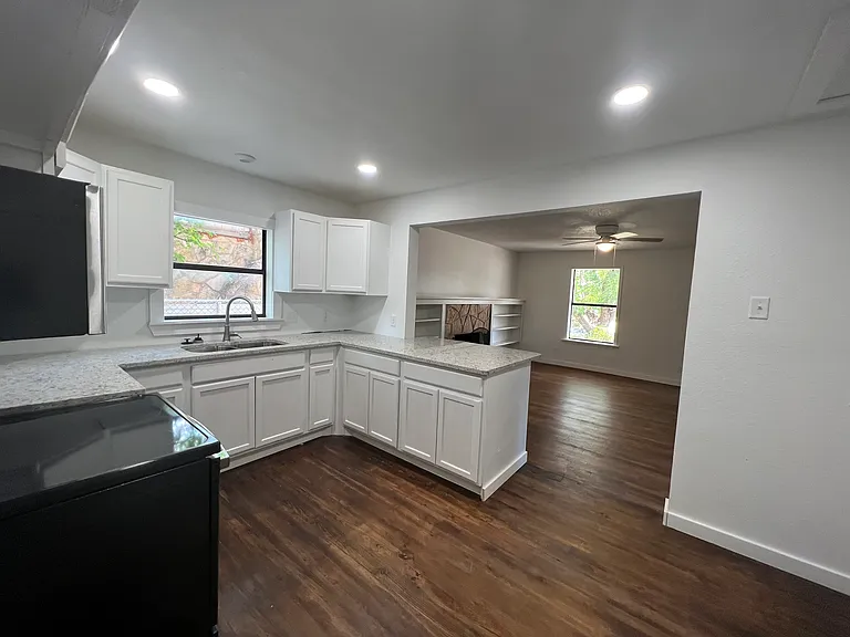 361 College Dr — Photo 3