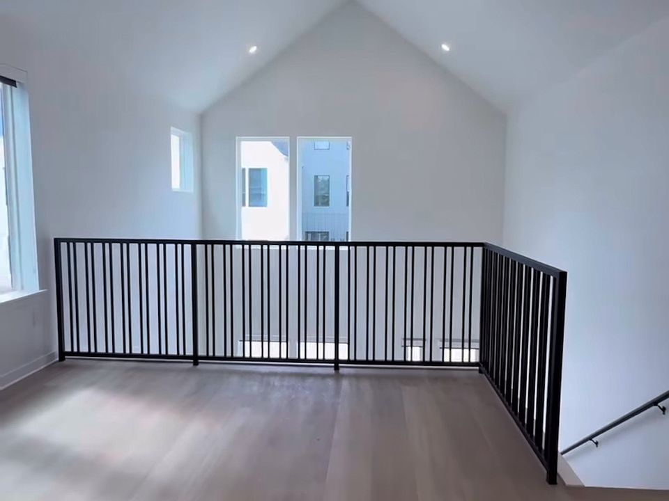 Loft style floorplan
Open to below
perfect for game/movie room or office
