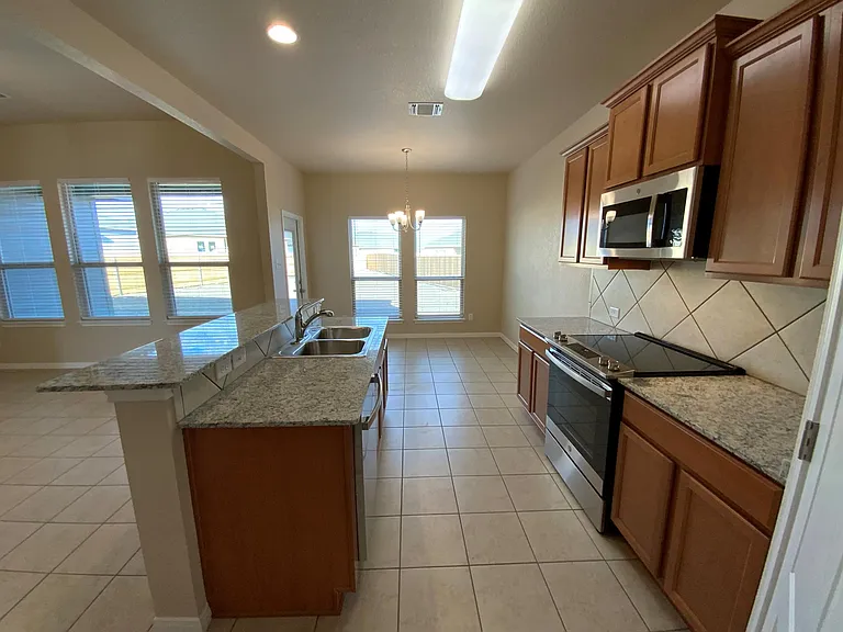 1049 Lakeway Crossing Dr — Photo 4