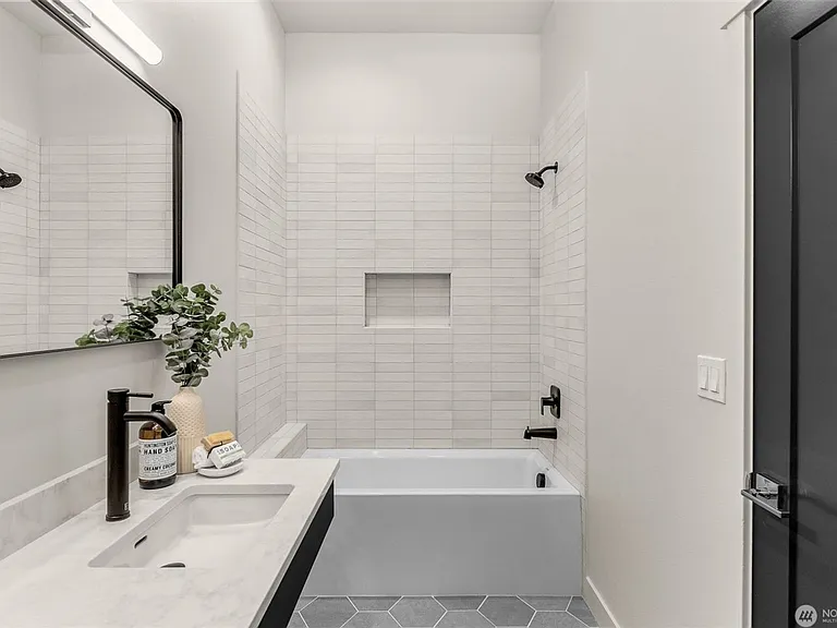 3406 E Spring St — Photo 12