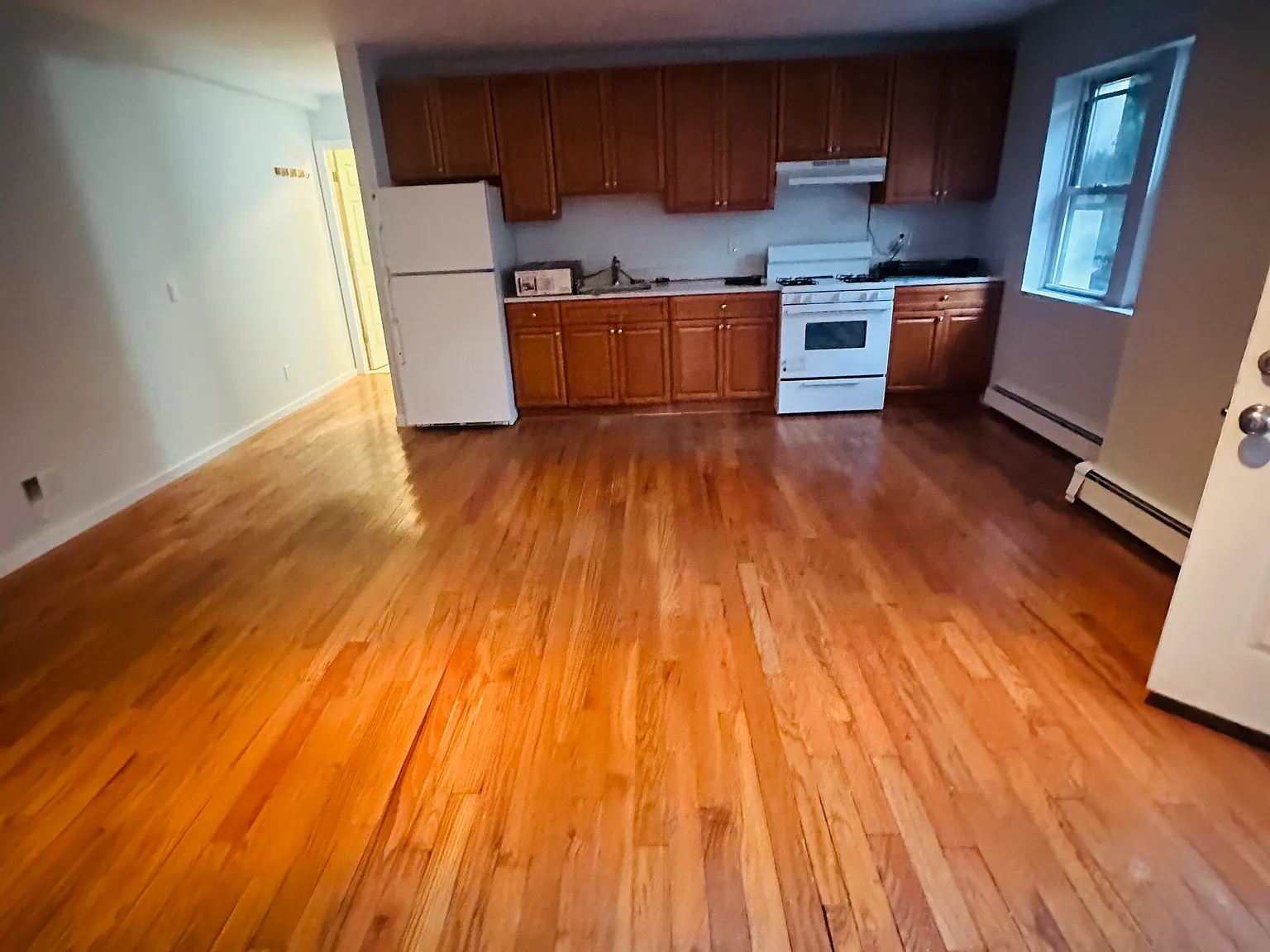 3 bed, 1100 sqft, $3,777 — Photo 3