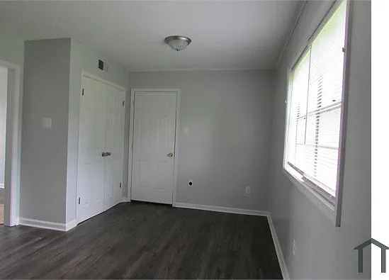 803 Cavalier Dr — Photo 3