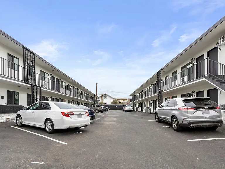 Echo Lake Apartments — Photo 4