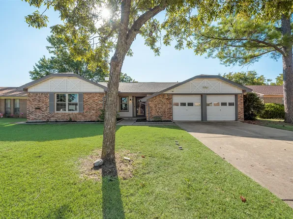 813 Ash St, Burleson, TX 76028