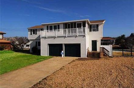 Classic Beach Cottage Located on a Cul de Sac