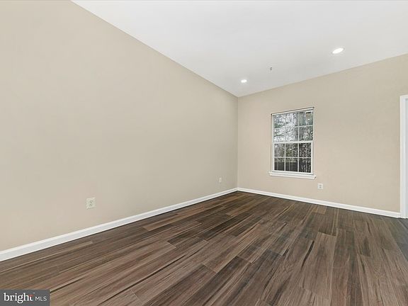 4th image of 130 Persimmon Cir