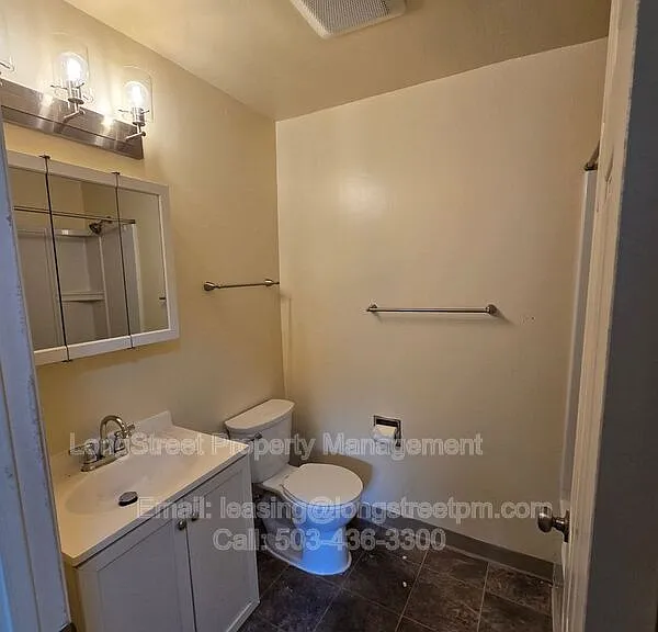 915 SW Adams Ave #11 — Photo 5