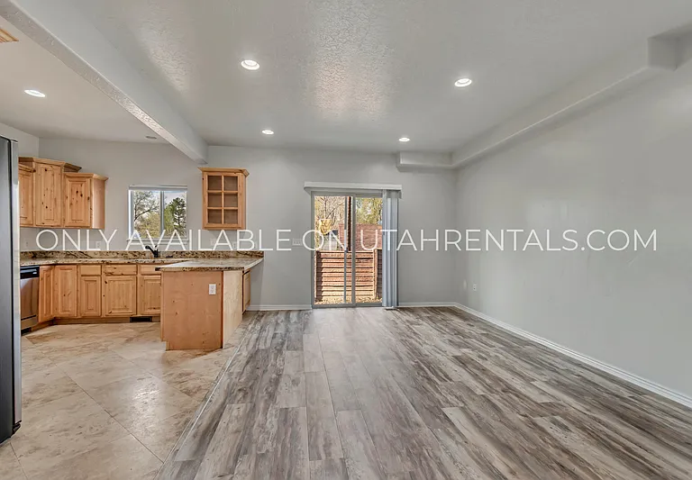 279 E Ailee Ln — Photo 4