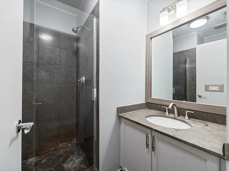 1435 W Addison St #2 — Photo 15