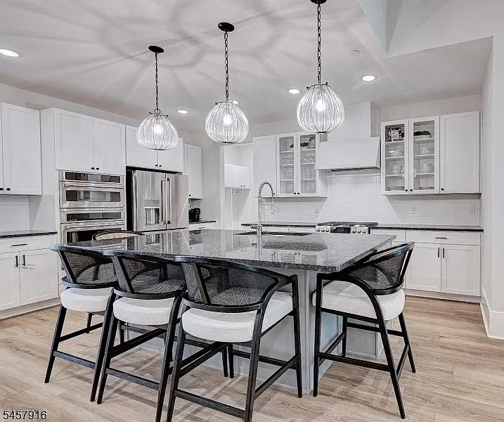 3 bed, 2.5 bath, 4199 sqft, $6,750 — Photo 3