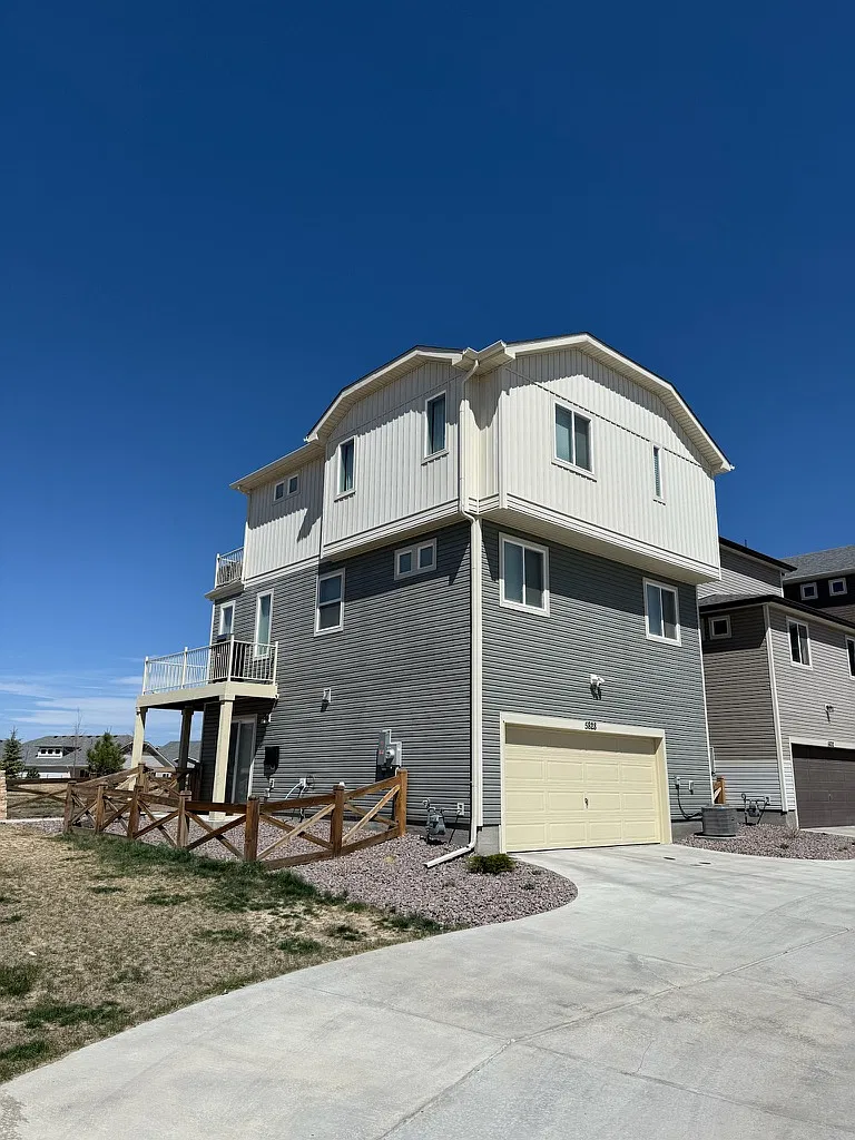 3 bed, 2.5 bath, 1657 sqft, $2,650 — Photo 2