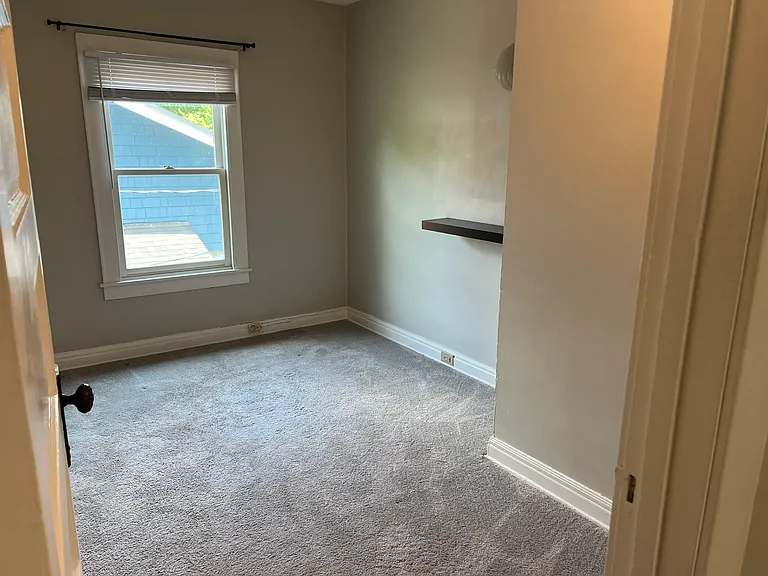 520 1/2 E Franklin St #UPSTAIRS — Photo 4