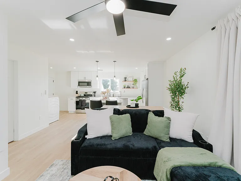678 Ash Ave #B — Photo 2