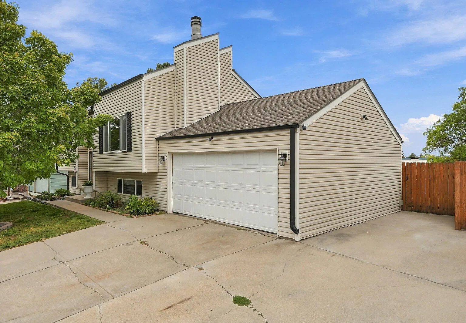 4 bed, 2.0 bath, 1732 sqft, $3,005 — Photo 2