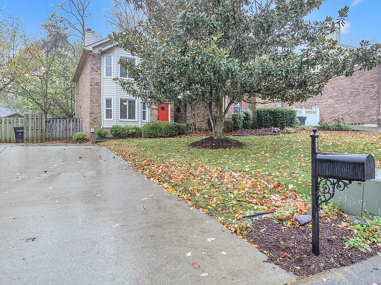 304 Hillside Ct — Photo 2
