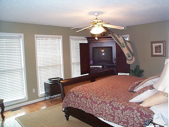 5th image of 262 Thornwood Dr SE