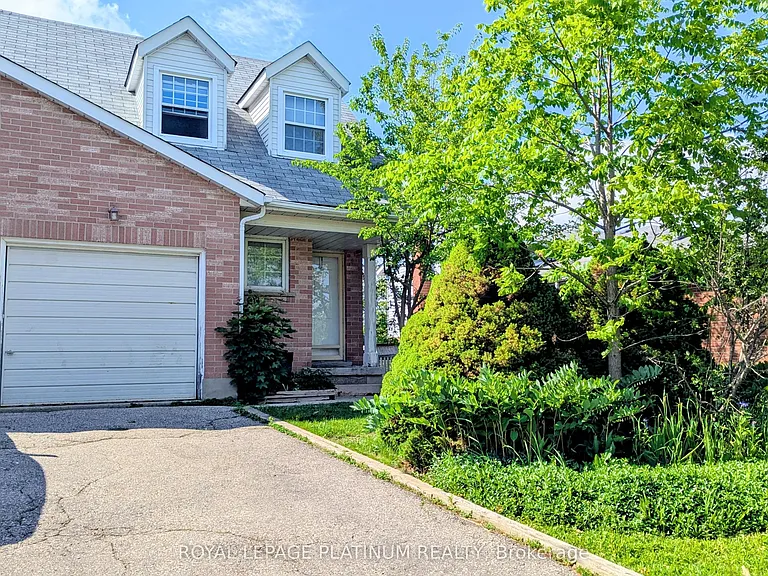 630 Pinerow Cres — Photo 3