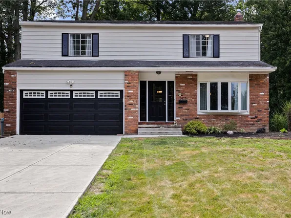 9422 Driftwood Dr, Olmsted Falls, OH 44138