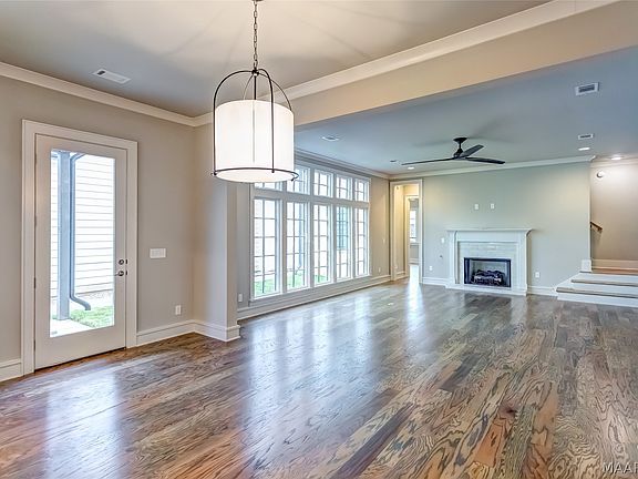 3rd image of 4545 Broadwick St