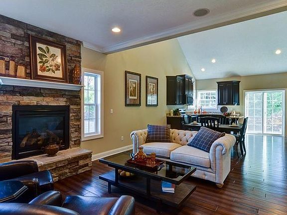 3rd image of 215 Bentbrook Cir
