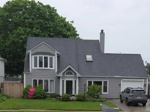20 Daisy Lane, Levittown, NY 11756