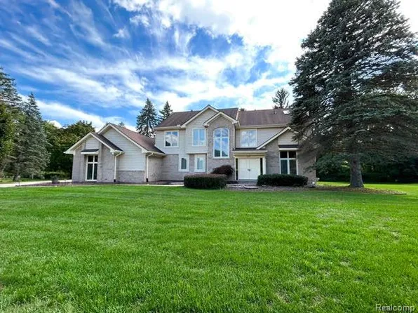 2123 McIntosh Dr, Troy, MI 48098