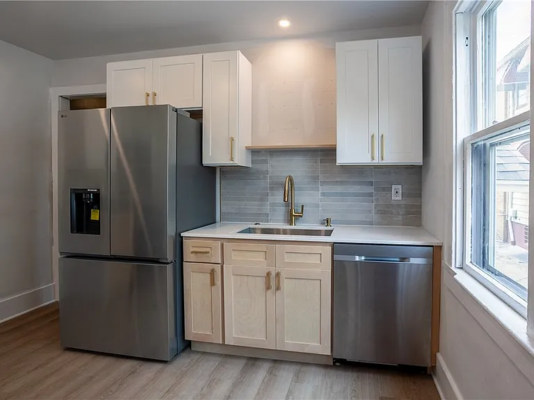 1786 Clifford Ave — Photo 4