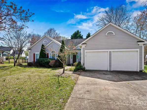 8402 Albury Walk Ln, Charlotte, NC 28277