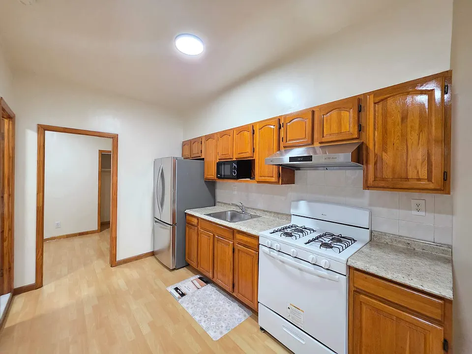 2118 E 19th St #1