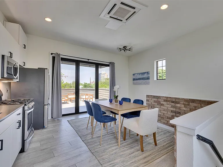 808 E Lydia St — Photo 16