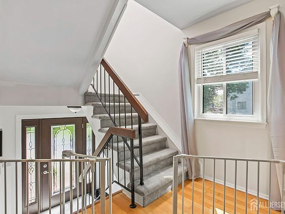 4th image of 242 Silver Ln