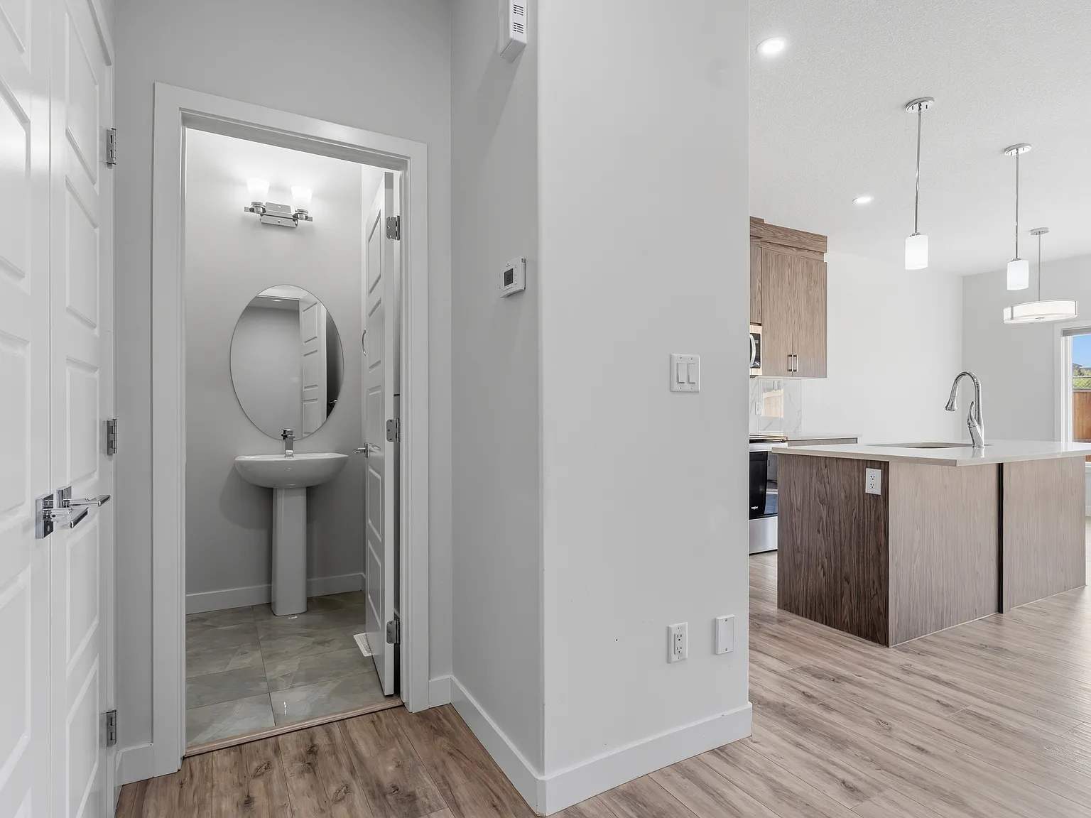 Modern 3 Bedroom Upper Floor Duplex with Double Garage in Chappelle — Photo 3