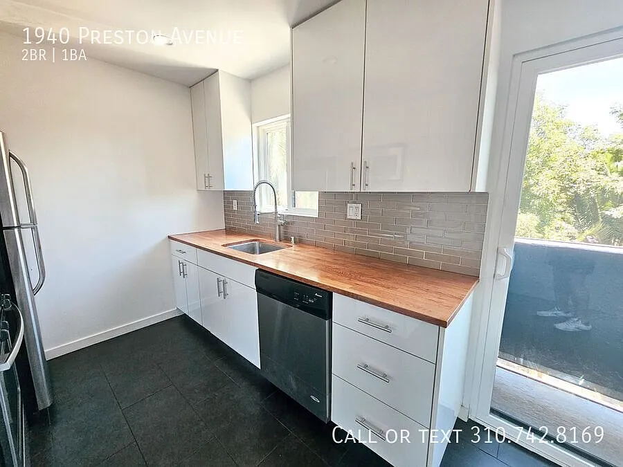 Modern 2BR/1BA Apartment Private Balcony, Great View & Prime LA Location! — Photo 2