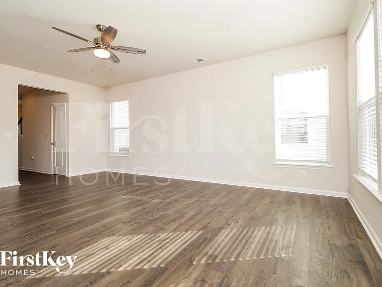 304 Ashborne Ln — Photo 2