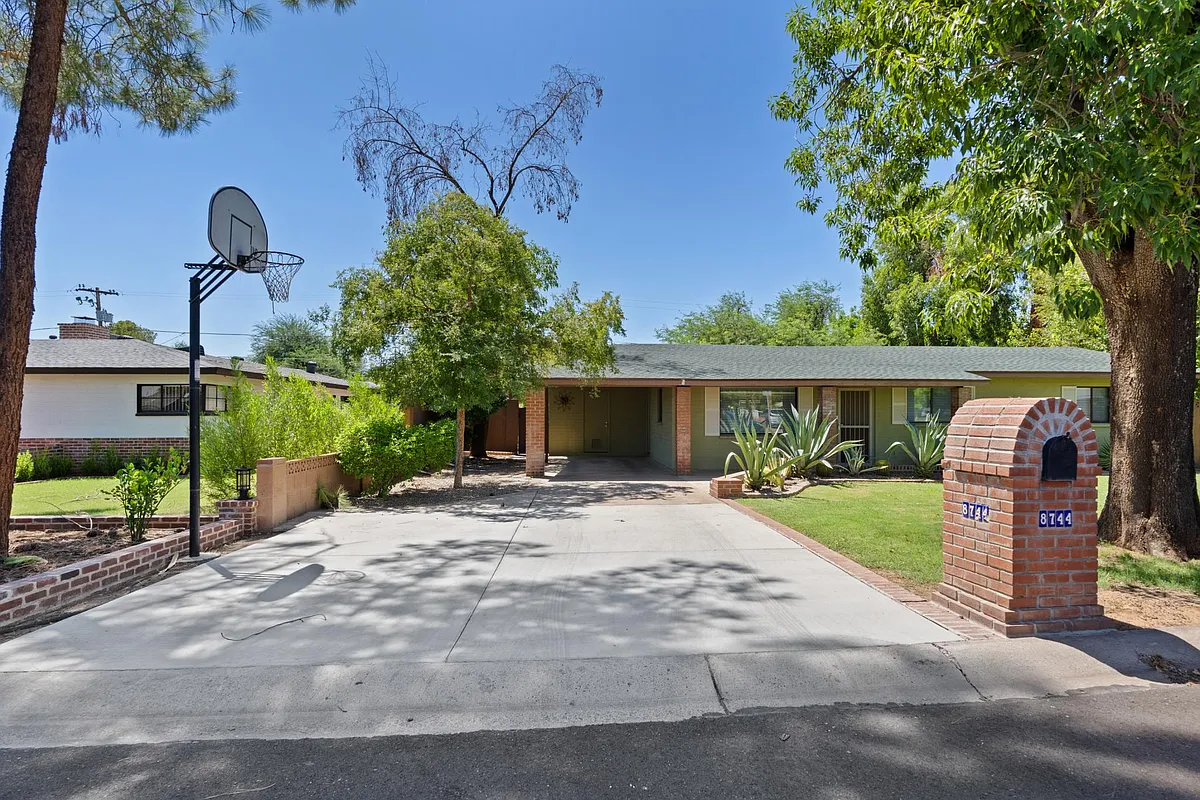 Building Photo - 8744 N 6th Dr