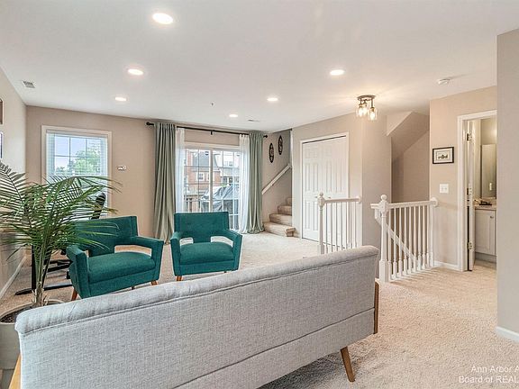 3rd image of 2832 Barclay Way