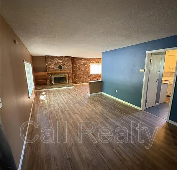 1210 N Locust Rd — Photo 2