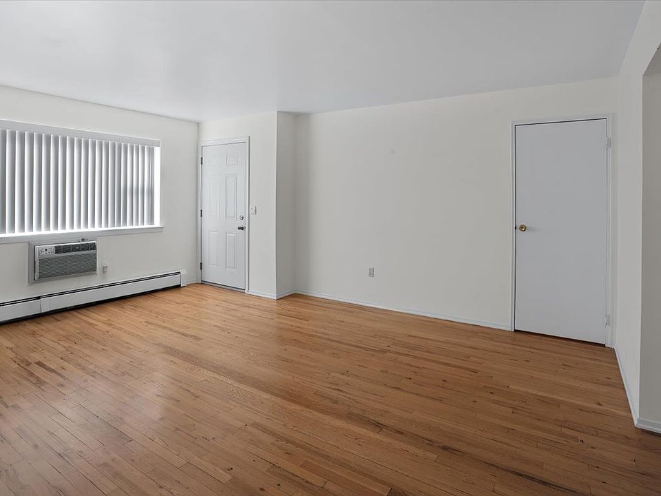 LR w/ large closet