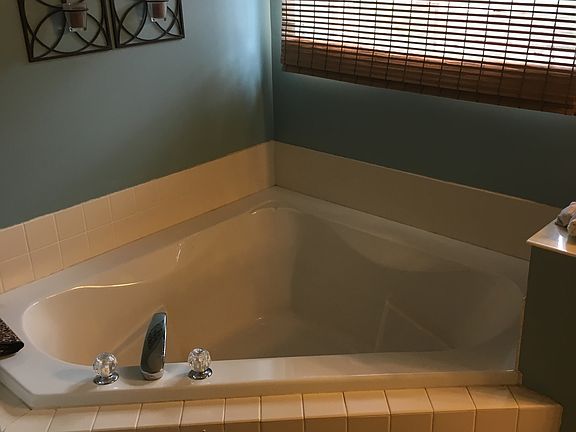 Master  soaking tub