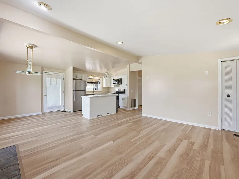 512 Dennis Ave — Photo 4