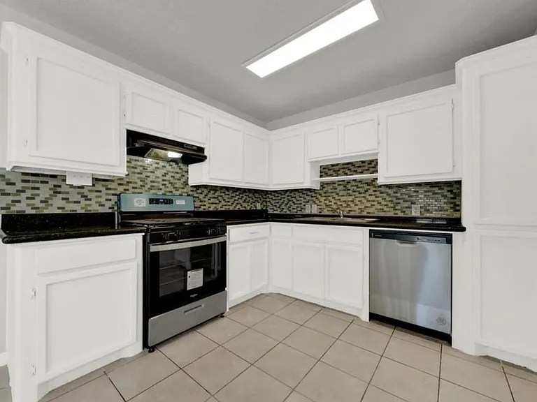 106 Hanover St — Photo 6