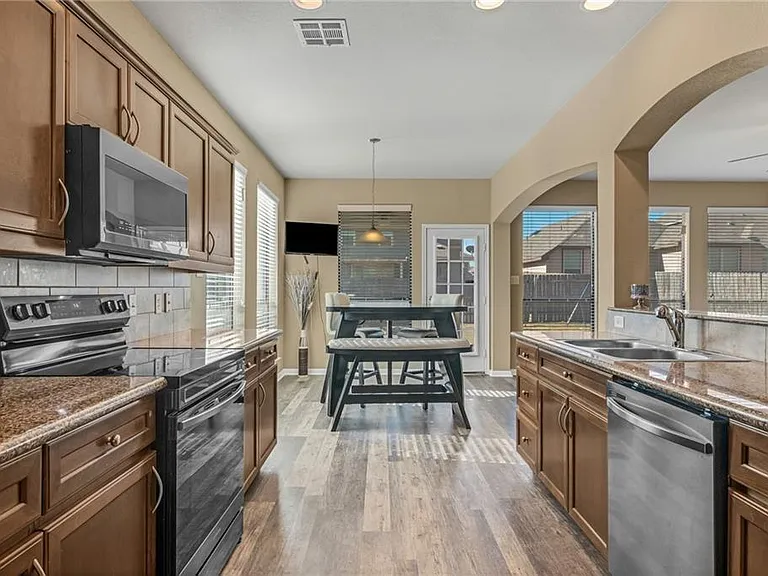 3418 Castleton Dr — Photo 17
