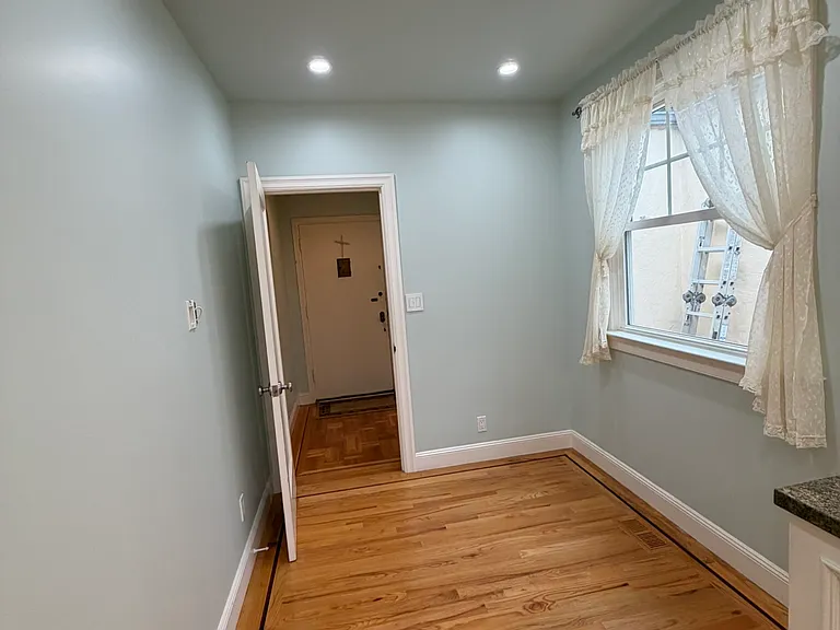610 Prague St — Photo 9