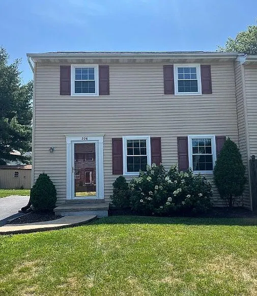3 bed, 1.5 bath, 1296 sqft, $2,200 — Photo 2