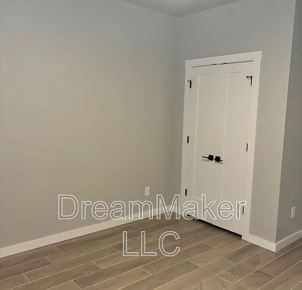 916 Flowers Dr — Photo 8