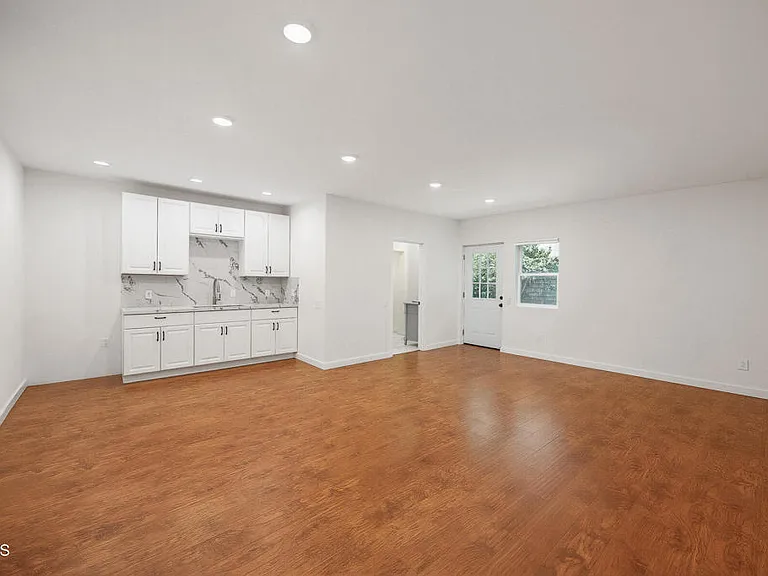 900 E Glenoaks Blvd — Photo 18