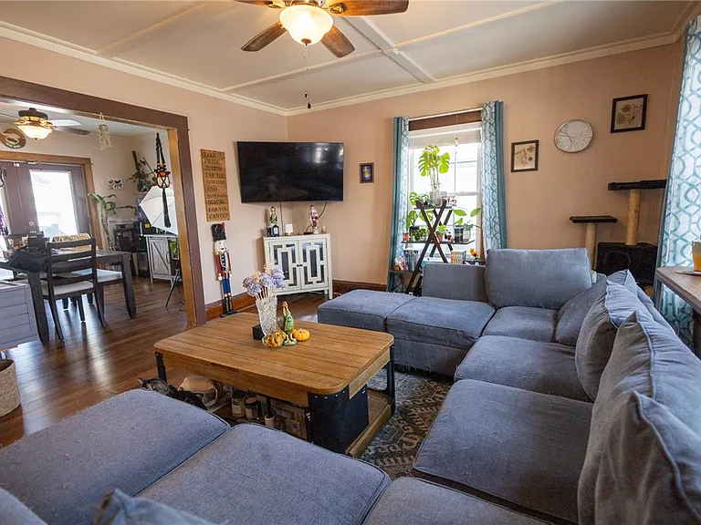 220 Kingsbury Ave — Photo 5