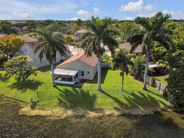 10627 NW 7th St, Hollywood, FL 33026