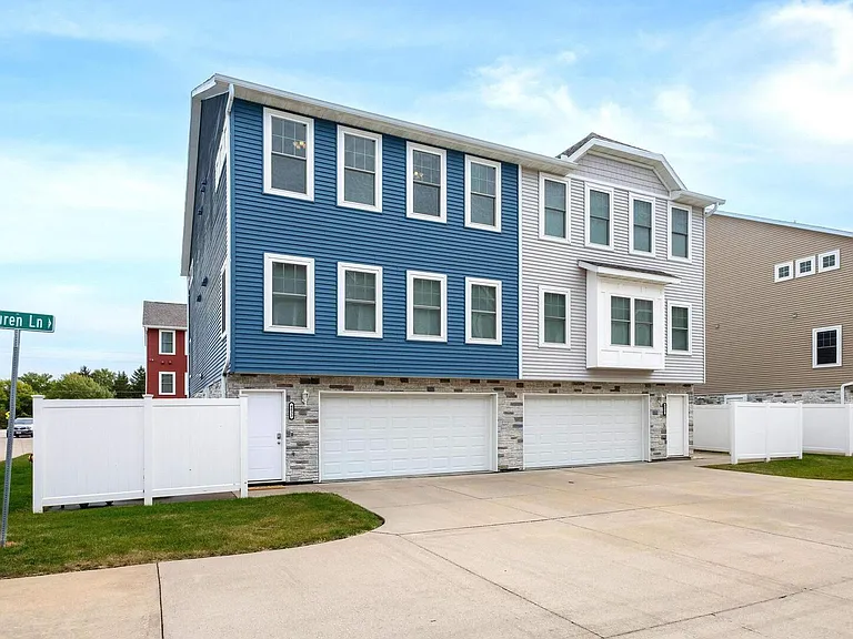 4833 Lauren Ln — Photo 2
